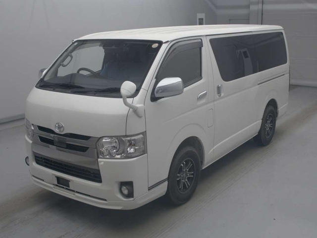 TOYOTA HIACE — фото