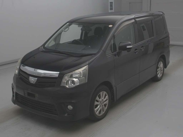 TOYOTA NOAH — фото