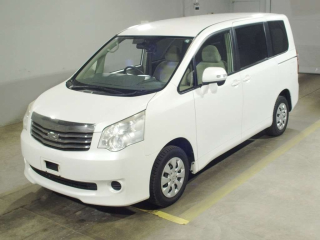 TOYOTA NOAH — фото