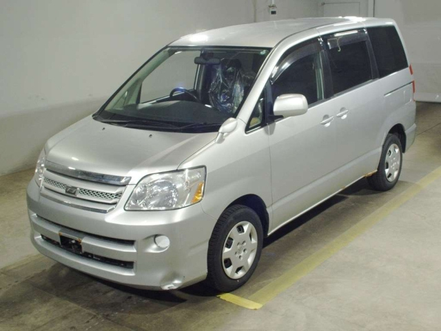 TOYOTA NOAH — фото
