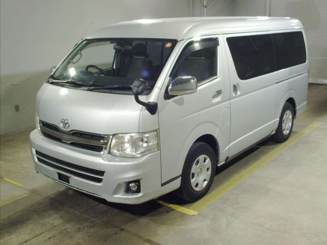 TOYOTA HIACE — фото