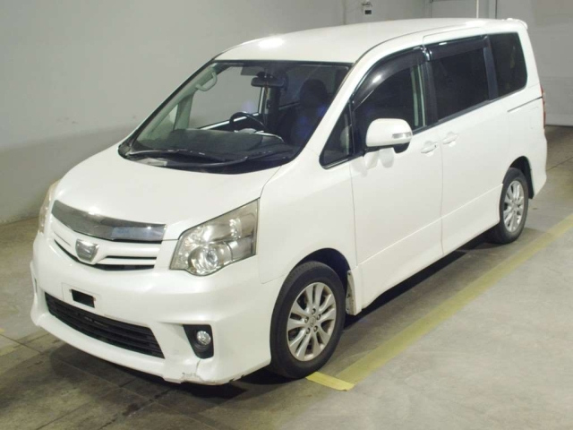 TOYOTA NOAH — фото