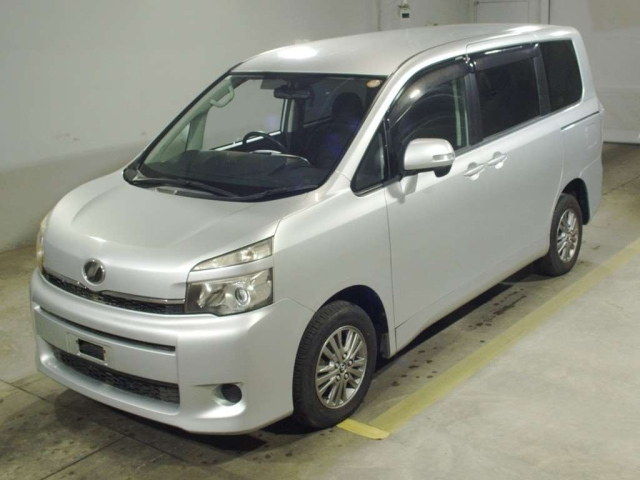 TOYOTA VOXY — фото