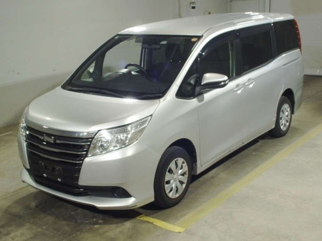 TOYOTA NOAH — фото