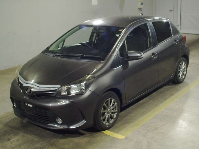 TOYOTA VITZ — фото