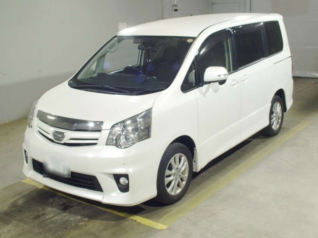 TOYOTA NOAH — фото