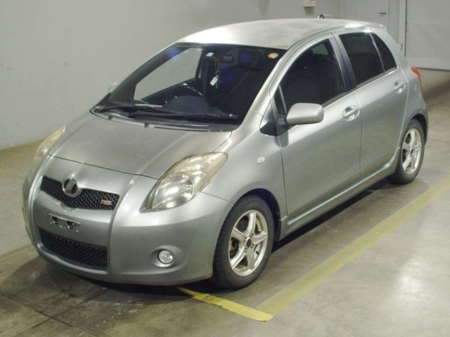 TOYOTA VITZ — фото