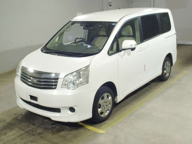 TOYOTA NOAH — фото