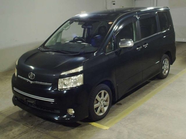 TOYOTA VOXY — фото