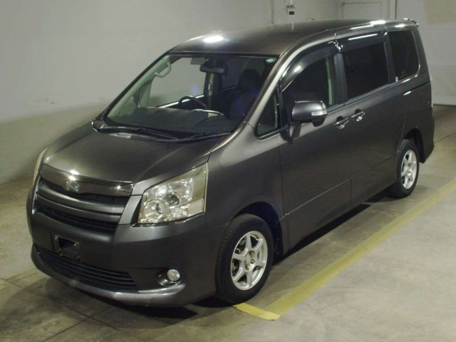 TOYOTA NOAH — фото