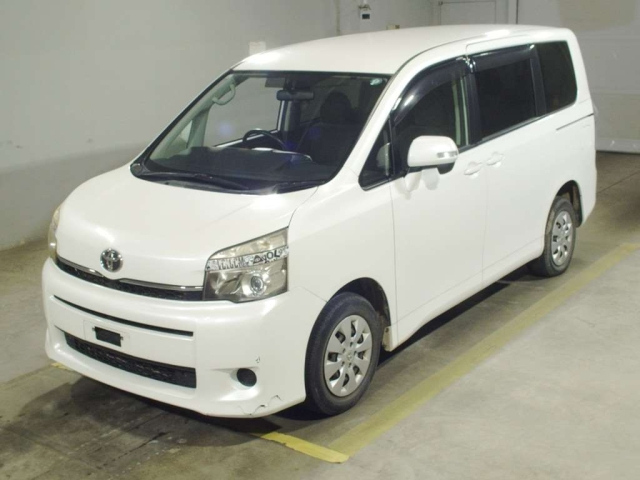 TOYOTA VOXY — фото