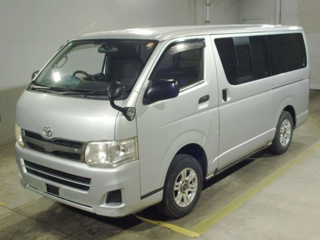TOYOTA HIACE — фото