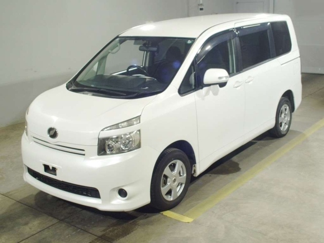 TOYOTA VOXY — фото