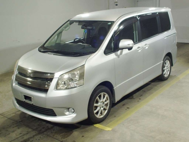 TOYOTA NOAH — фото