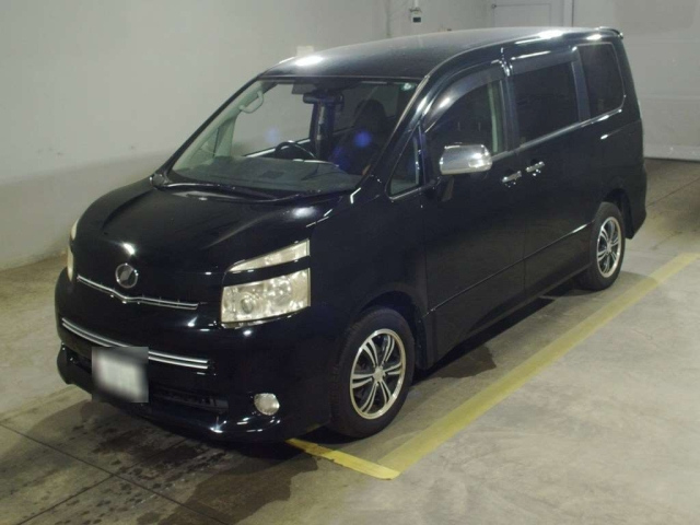 TOYOTA VOXY — фото