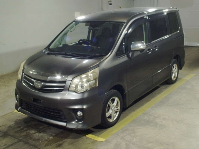 TOYOTA NOAH — фото