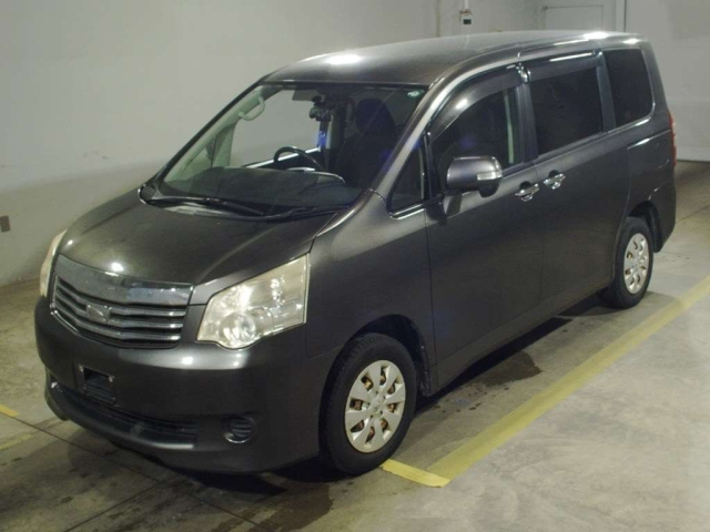 TOYOTA NOAH — фото
