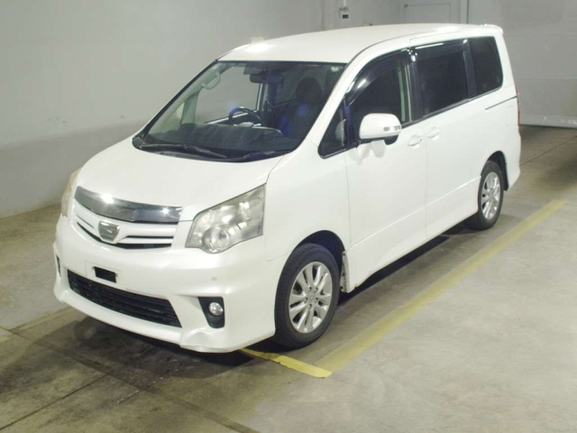 TOYOTA NOAH — фото