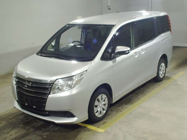 TOYOTA NOAH — фото