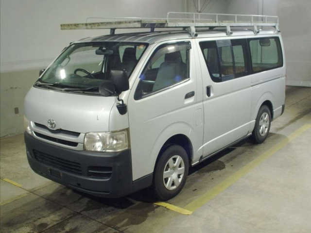 TOYOTA HIACE — фото