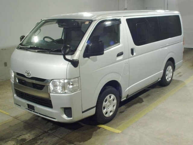 TOYOTA HIACE — фото