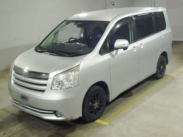 TOYOTA NOAH — фото