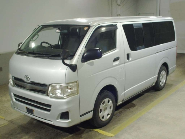 TOYOTA HIACE — фото
