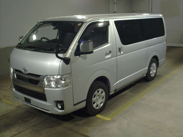 TOYOTA HIACE — фото