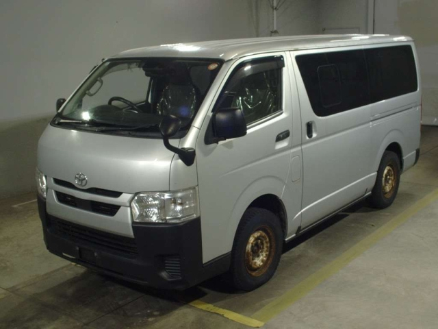 TOYOTA HIACE — фото