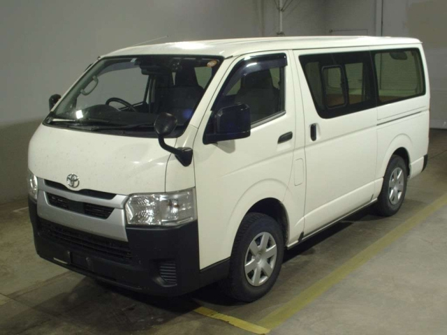 TOYOTA HIACE — фото