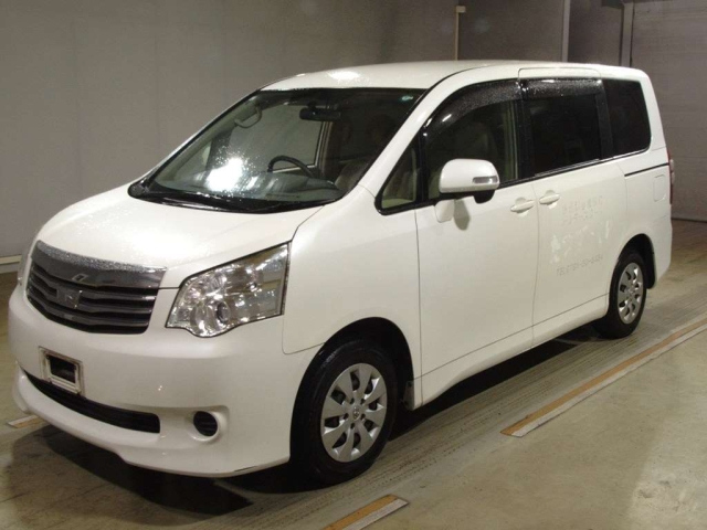TOYOTA NOAH — фото