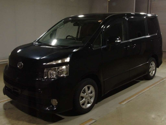 TOYOTA VOXY — фото