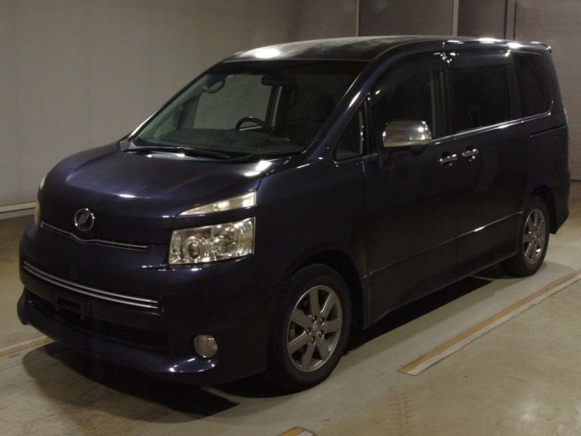 TOYOTA VOXY — фото