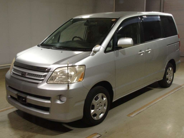 TOYOTA NOAH — фото