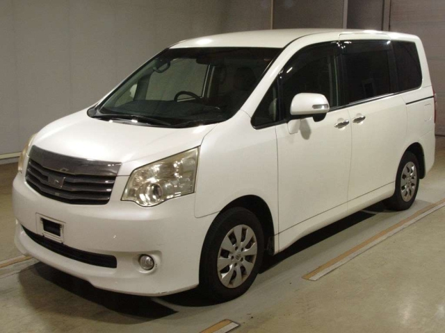 TOYOTA NOAH — фото