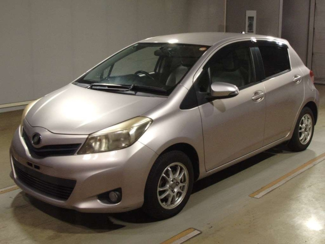 TOYOTA VITZ — фото