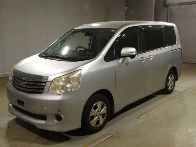TOYOTA NOAH — фото