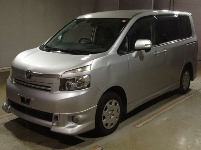 TOYOTA VOXY — фото