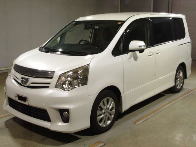 TOYOTA NOAH — фото