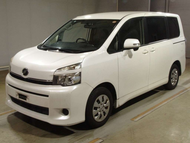 TOYOTA VOXY — фото