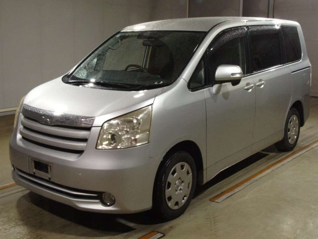 TOYOTA NOAH — фото