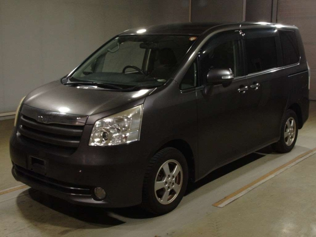 TOYOTA NOAH — фото