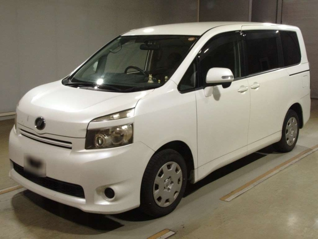 TOYOTA VOXY — фото