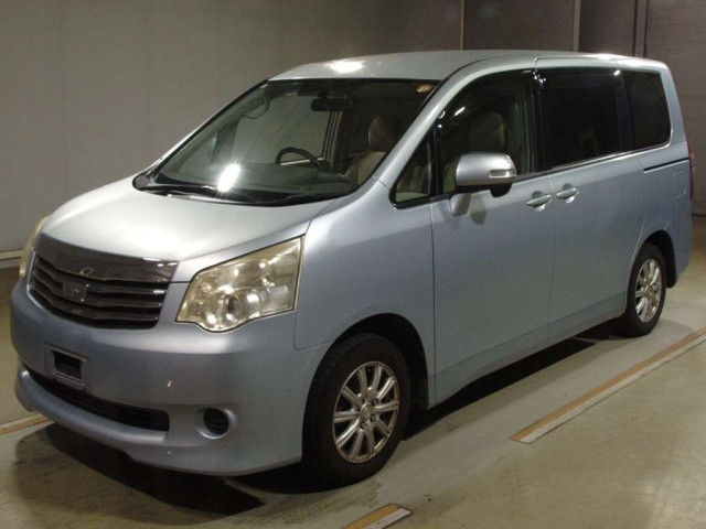 TOYOTA NOAH — фото