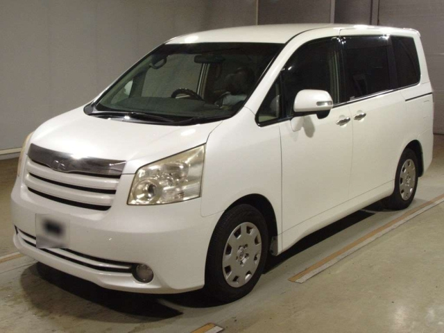 TOYOTA NOAH — фото