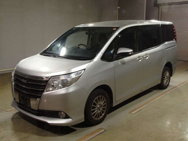 TOYOTA NOAH — фото