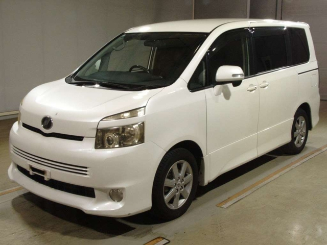 TOYOTA VOXY — фото