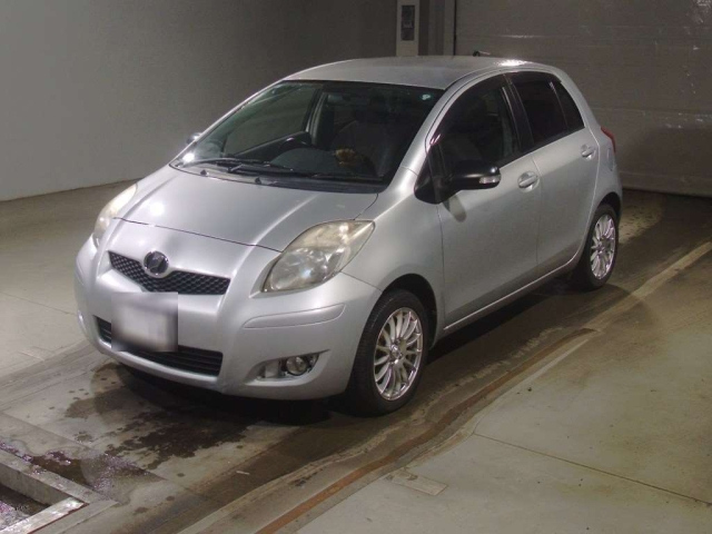TOYOTA VITZ — фото