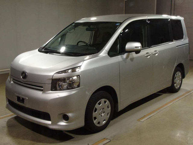 TOYOTA VOXY — фото