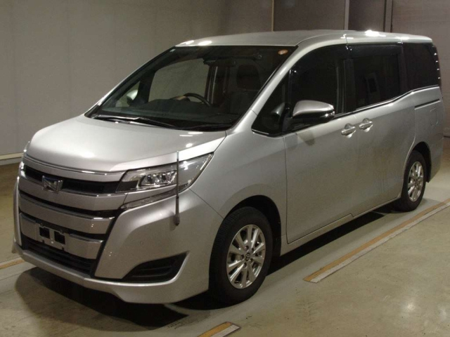 TOYOTA NOAH — фото